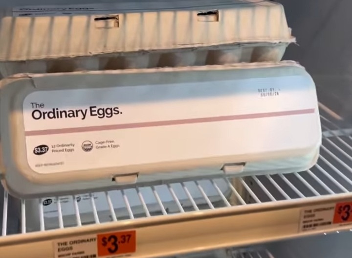Huevos de la marca Ordinary en una estantería de supermercado