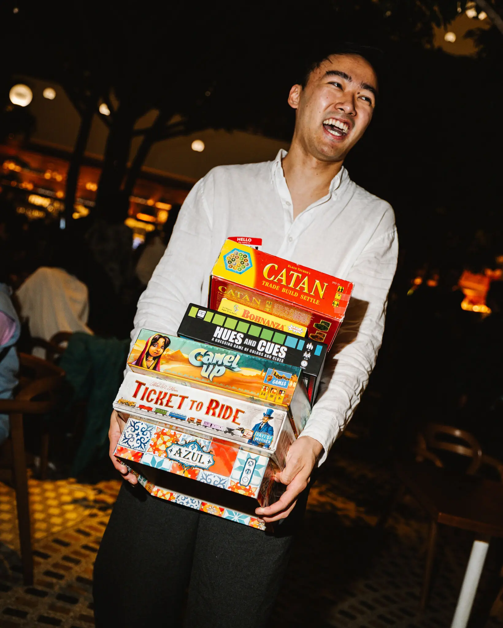 Persona que lleva juegos de mesa en el game night de NY